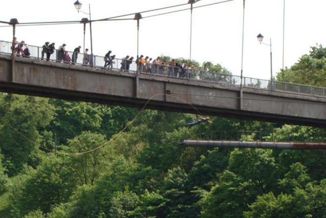 Главная достопримечательность Житомира - его парки. На заставке - парк культуры и отдыха им. Гагарина (правда, фонтаны сейчас
редко работают). Парк заканчивается мостом - здесь в любую погоду разухабисто гуляет нарядная молодежь, хотя мост давно в аварийном состоянии. В свое время и я ходила на этот мост каждый день.