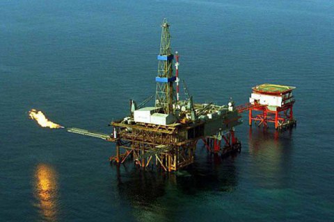 ГосПС: Росія встановлює в Чорному морі захоплену в Криму українську нафтовидобувну платформу