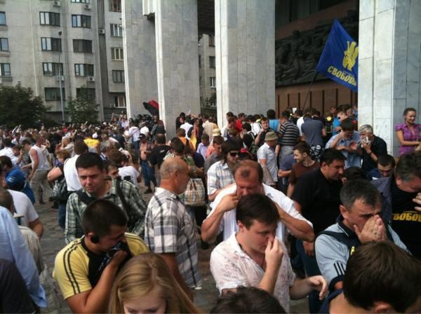 Участники акции протеста утверждают, что под Украинским домом распыляли газ