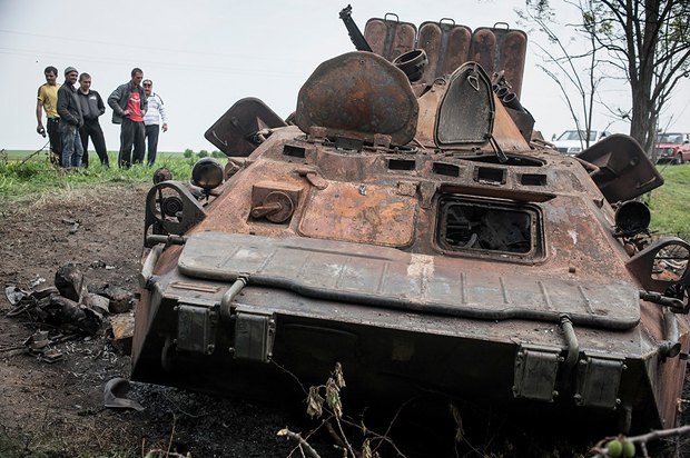 Сгоревший БТР украинской армии под Краматорском