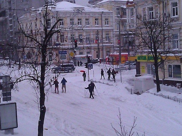 Киев, улица Коминтерна, суббота 23 марта. Киевляне встали на лыжи