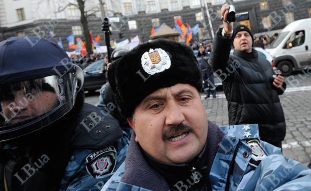Офицер МВД во время митинга в декабре 2011 года