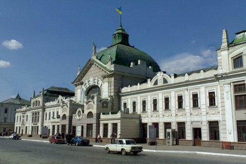 Начальника залізничного вокзалу у Чернівцях затримали за отримання хабара