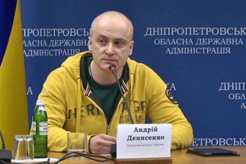 Нардеп у суді над Корбаном кинув у суддю пляшку з водою