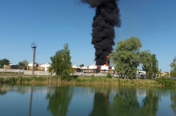 Крупный пожар произошел на украинской нефтебазе