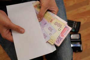 Податкова хоче боротися із зарплатами в конвертах методом батога і пряника