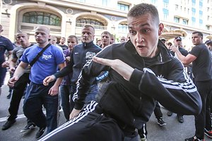 На глазах милиции "братки" избили журналистку и фотографа