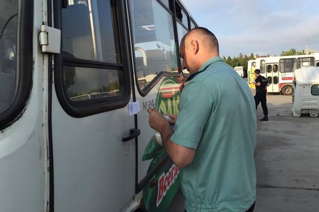 В Симферополе опечатали автобусы организатора блокады Крыма