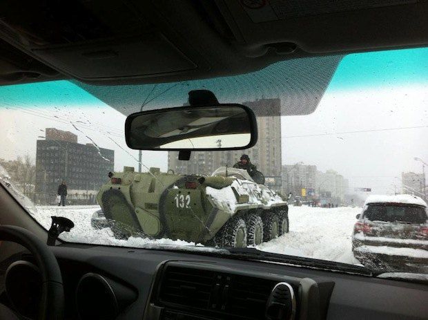 Чтобы убрать в Киеве снег, Минобороны выделило БТРы