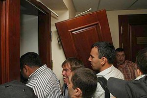 Активисты от "Свободы" выломали двери в зал заседаний Киевсовета