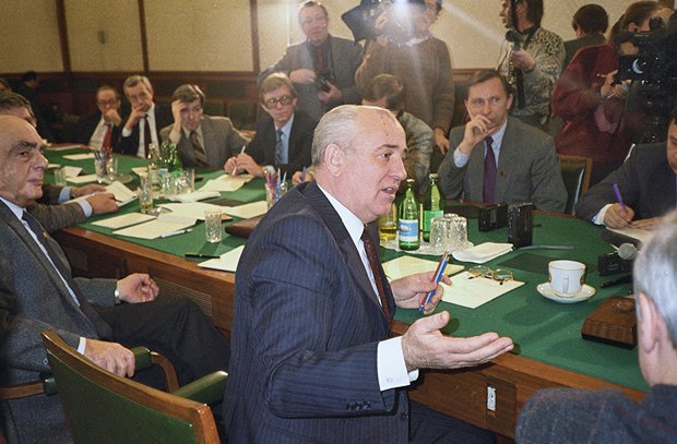Президент СССР Горбачев отвечает на вопросы журналистов в Ново-Огарево