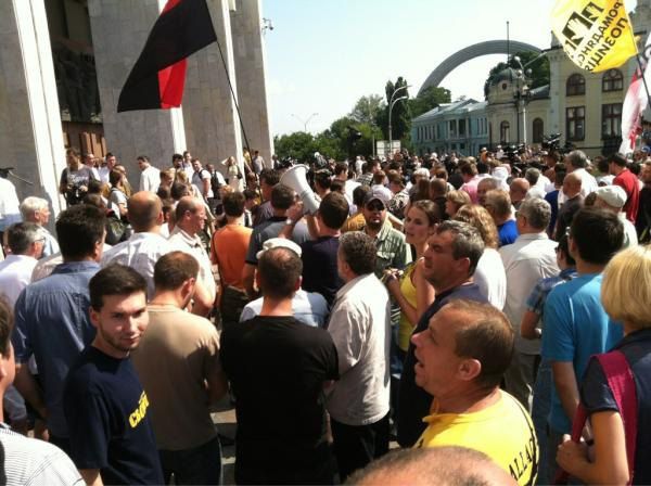 Люди подтягиваются под Украинский дом, утром 4 июля