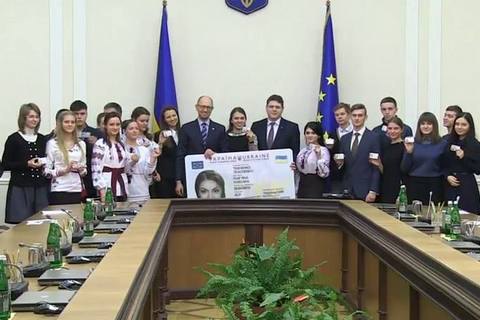 Сьогодні Яценюк вручить перші ID-паспорти в Будинку уряду