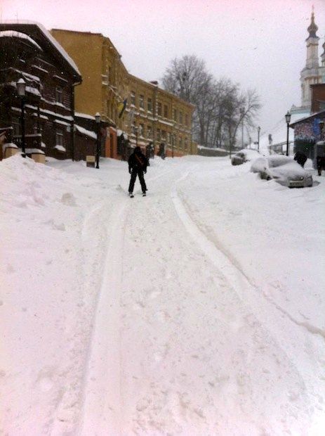 На Андреевском киевляне катаются на лыжах и сноубордах