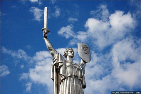 Зі щита монументу «Батьківщина-мати» приберуть герб СРСР