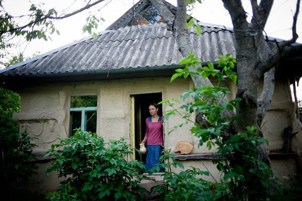 Ольга Раевская могла стать педантичным юристом, а вместо этого у нее живой глиняный дом, каждодневные купания в озере и жизнь в гармонии с природой