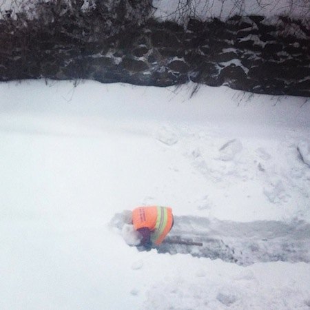 Дворник убирает снег, Киев