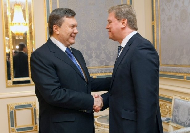 Президент Украины Виктор Янукович и Еврокомиссар по вопросам расширения и европейской политики соседства Штефан Фюле