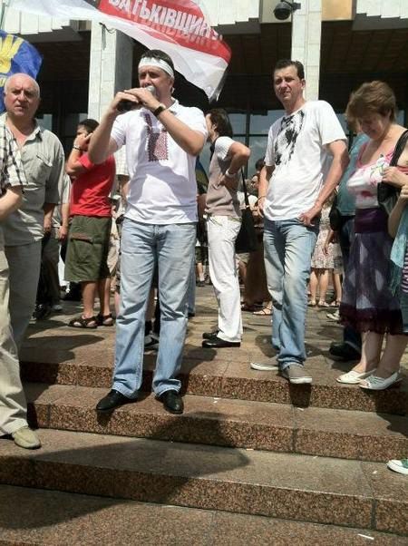 Вячеслав Кириленко выступает под Украинским домом