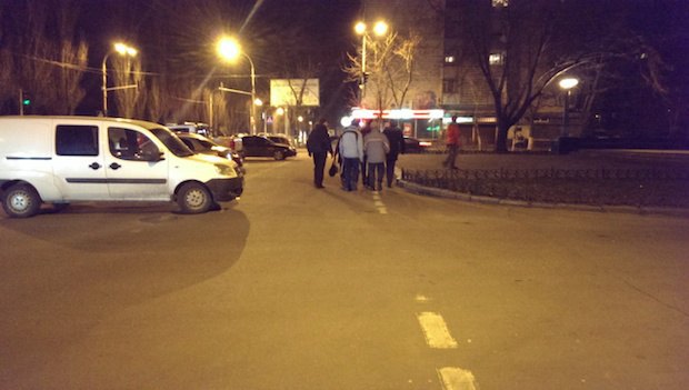 Одна из групп патрулирует улицы возле памятника Гоголю