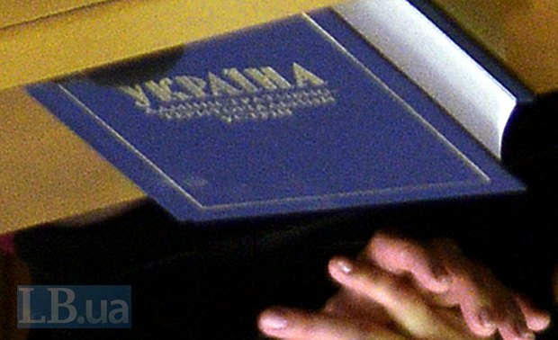 Повалий ходит в Раду с книгой по территориальному устройству Украины