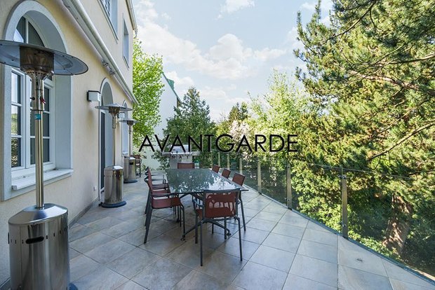 Компания L.A.D.A. Holding Anstalt, которая принадлежит Алексею Азарову, выставила на продажу дом в Штреля-Гассе в Вене. 