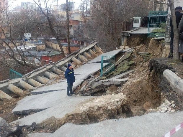 В Киеве из-за оползня разрушился фундамент жилого дома, землей засыпало 10 гаражей 8