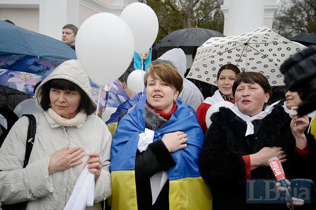 Крымчанам, сторонникам единой Украины, технически довольно сложно будет участвовать в выборах. На фото - митинг в Симферополе