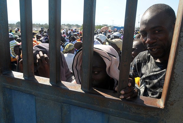 Гаитяне ждут своей очереди на пропускном пункте на границе с Доминиканой