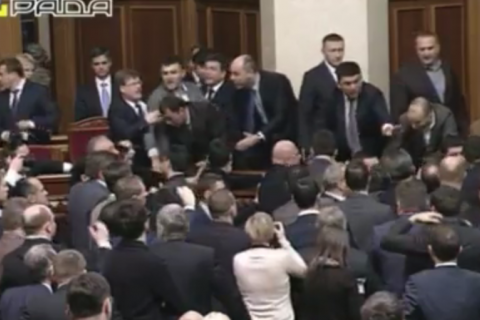 Виступ Яценюка у Раді перервався грандіозною бійкою (ВІДЕО, ОНОВЛЕНО)