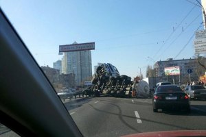 В Киеве на проспекте Победы перевернулась цистерна с подсолнечным маслом (обновлено)