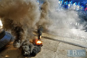 Возле Рады кидали дымовые гранаты