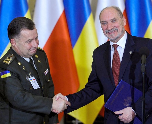  Министр обороны Украины Степан Полторак (слева) и министр обороны Польши Антони Мацеревич во время встречи в Варшаве, 02 декабря 2016.