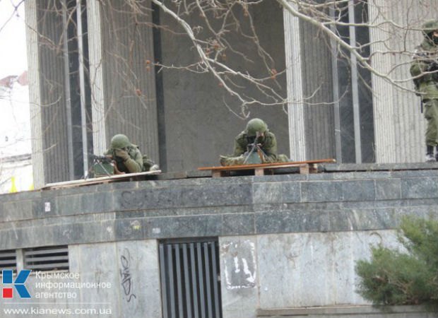 Военные с автоматами полностью оцепили центр Симферополя