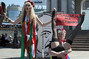 Femen выступили длинноногими рогатками против маньяка Лукашенко
