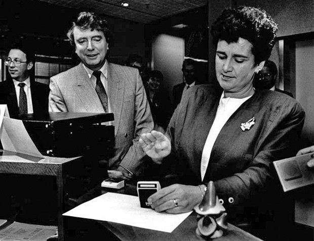 Міністр фінансів Нової Зеландії Рут Річардсон (справа), 1990 р