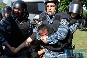 "Беркут" силой снес палатки и разогнал оппозиционеров (фото добавляются)