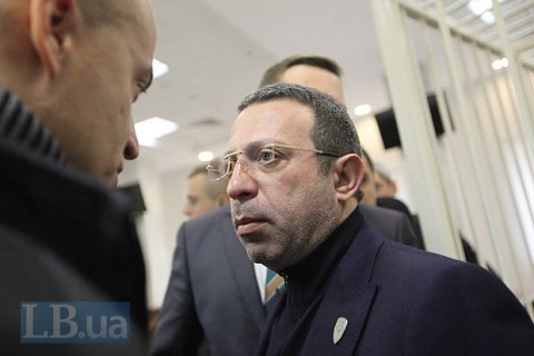 Корбана везуть з лікарні в суд, — журналіст