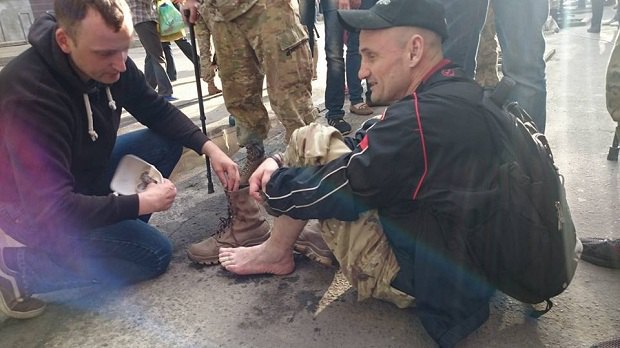 Кортеж Добкина забросали камнями: одна из машин наехала на активиста (видео) фото 1