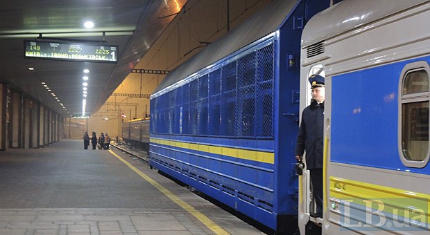 "Укрзализныця" запустила первый поезд с вагонами-трансформерами 1