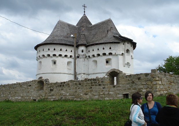 Покровская церковь-крепость (XIV – XVI вв.) в Сутковцах, наверное, самое известное здание подобного типа в Украине