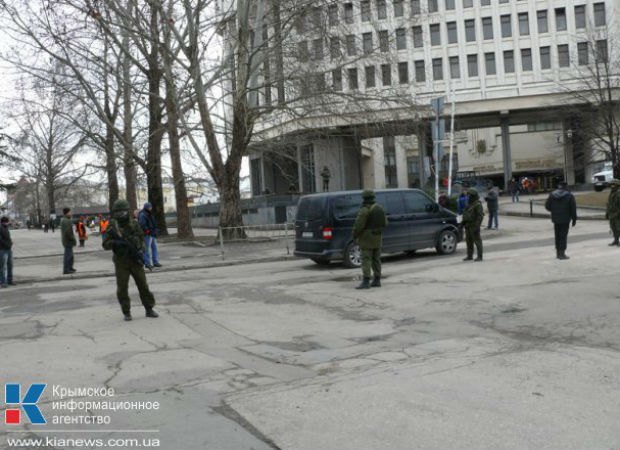 Военные с автоматами полностью оцепили центр Симферополя