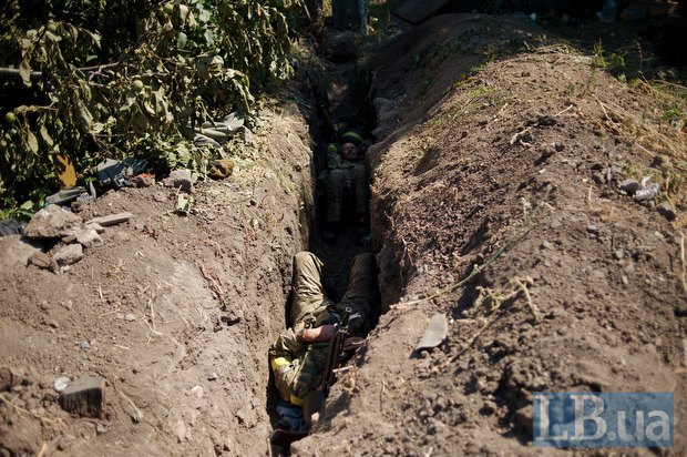 Бойцы "Донбасса" спят в окопах