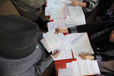 КВУ: У Києві невідомі з «косинками» отримували бюлетені без паспорту