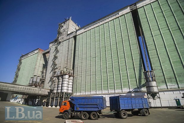 Loading at grain elevators