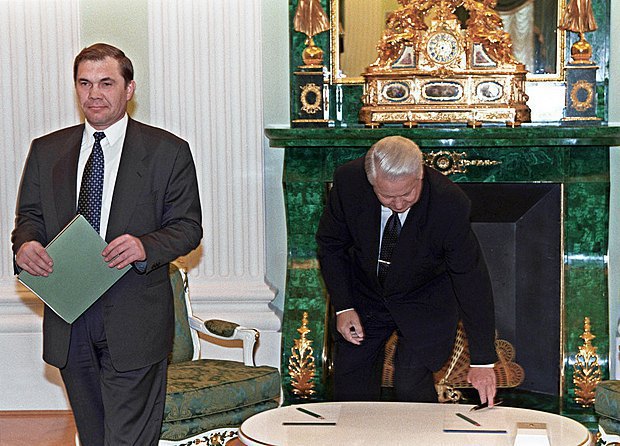 Boris Yeltsin and Aleksandr Lebed after a meeting in the Kremlin, 1996