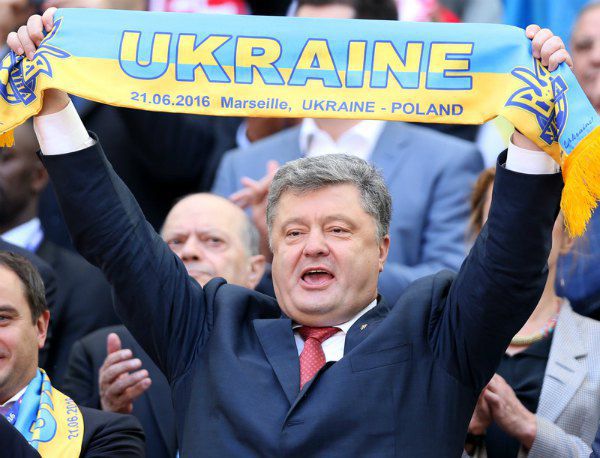 Президент Украины Петр Порошенко на стадионе в Марселе