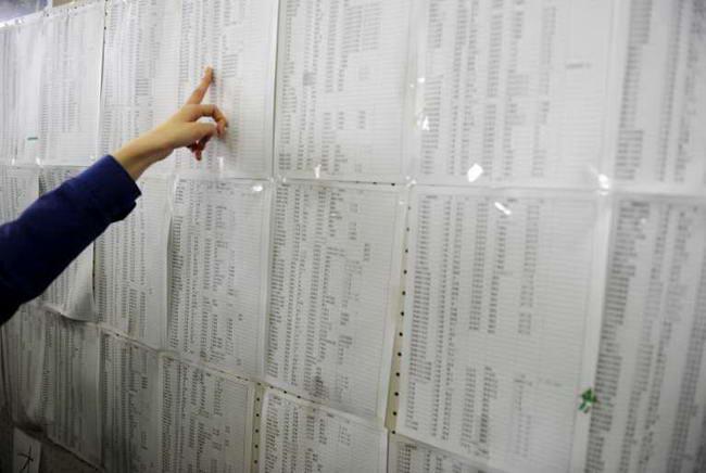 Житель города Натори проверяет список эвакуированных, вывешенный в мэрии