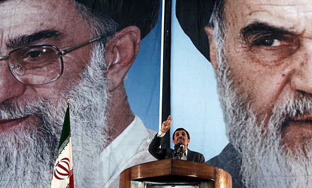 Ахмадинежад выступает на фоне плакатов, изображающих Али Хоменеи
