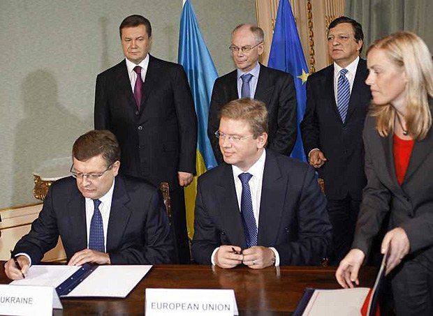 Константин Грищенко(слева) и член Европейской Комиссии по вопросам расширения и европейской политики соседства Штефан
Фюле(справа) во время подписания Соглашения о партнерстве и сотрудничестве Украины и Европейских Сообществ